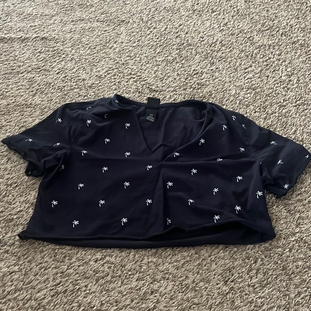 I am selling a h&m crop top. Never wore